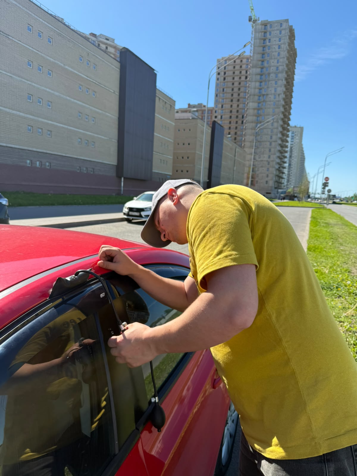 Аварийное вскрытие автомобиля мастером в Вырице